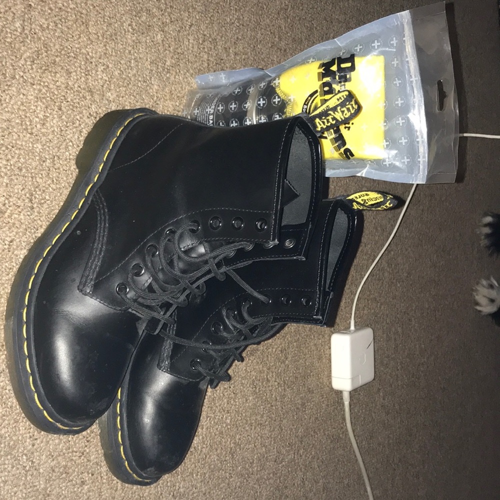 BARELY USED SIZE 7 DOC MARTENS